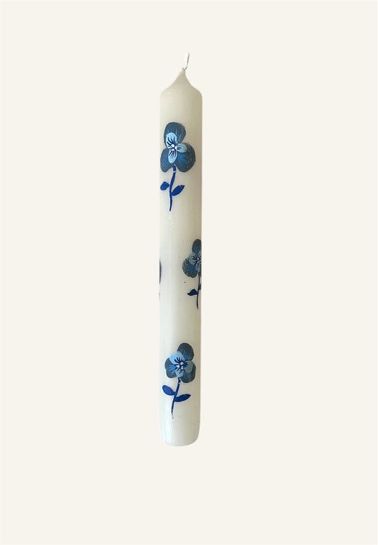witte kaars met blauwe handbeschilderde viooltjes