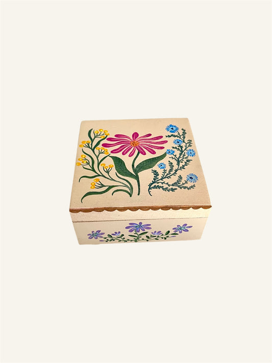 buitenkant van handgemaakte sieradendoos beige met bloemen