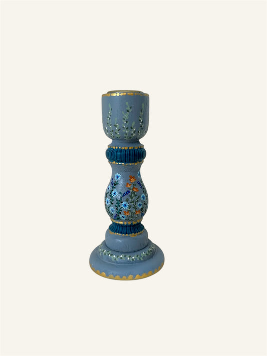 blauwe handbeschilderde kandelaar met goudkleurige details