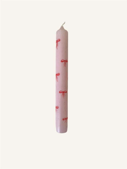 roze kaars met rode strikjes 