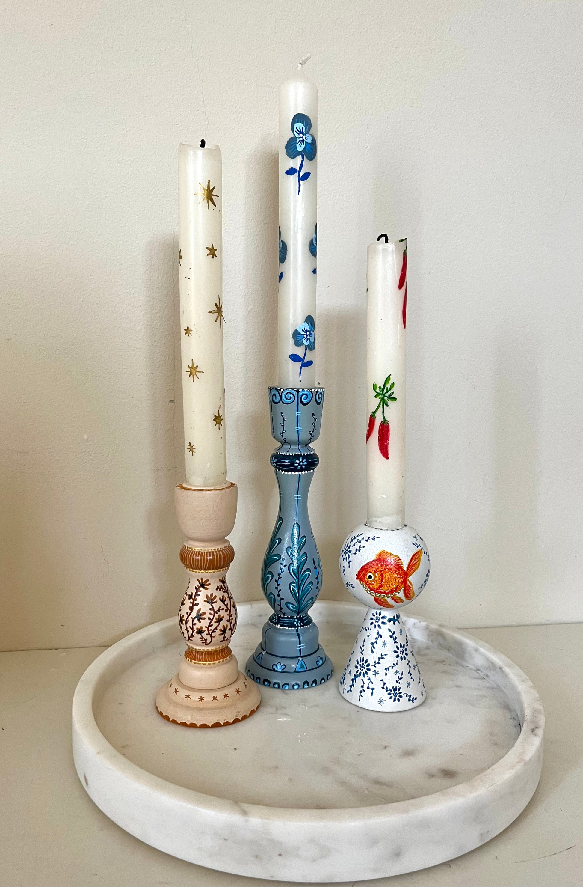 met de hand beschilderd kandelaren in blauw beige en delfstblauw 