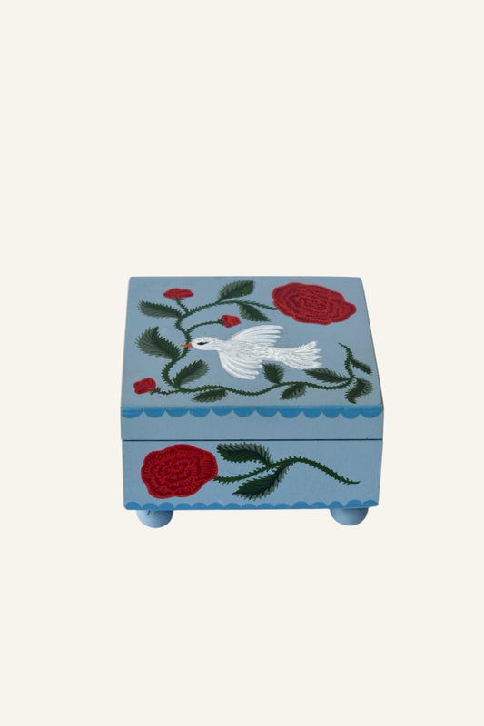 buitenkant van luxe sieradendoos met de hand gemaakt en beschilderd met vogel en bloemen rozen