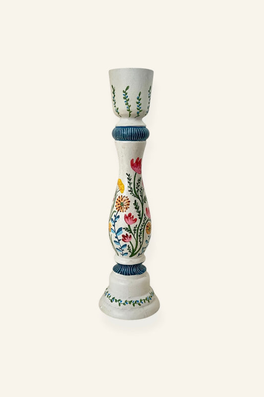 handbeschilderde kandelaar wit met wilde bloemen voor interieur