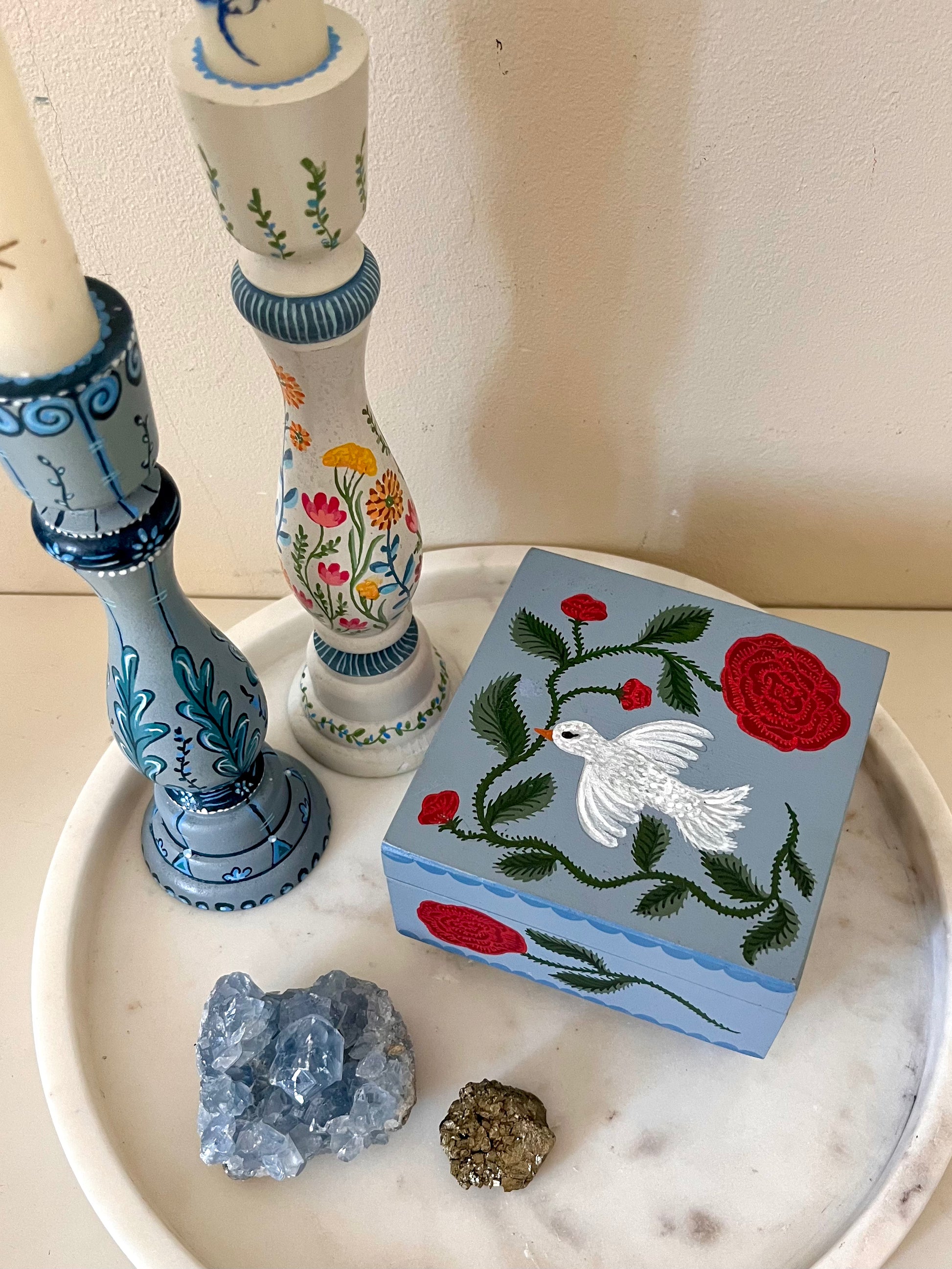 plateau met kandelaren en sieradendoos edelsteenen kleurijk interieur items 