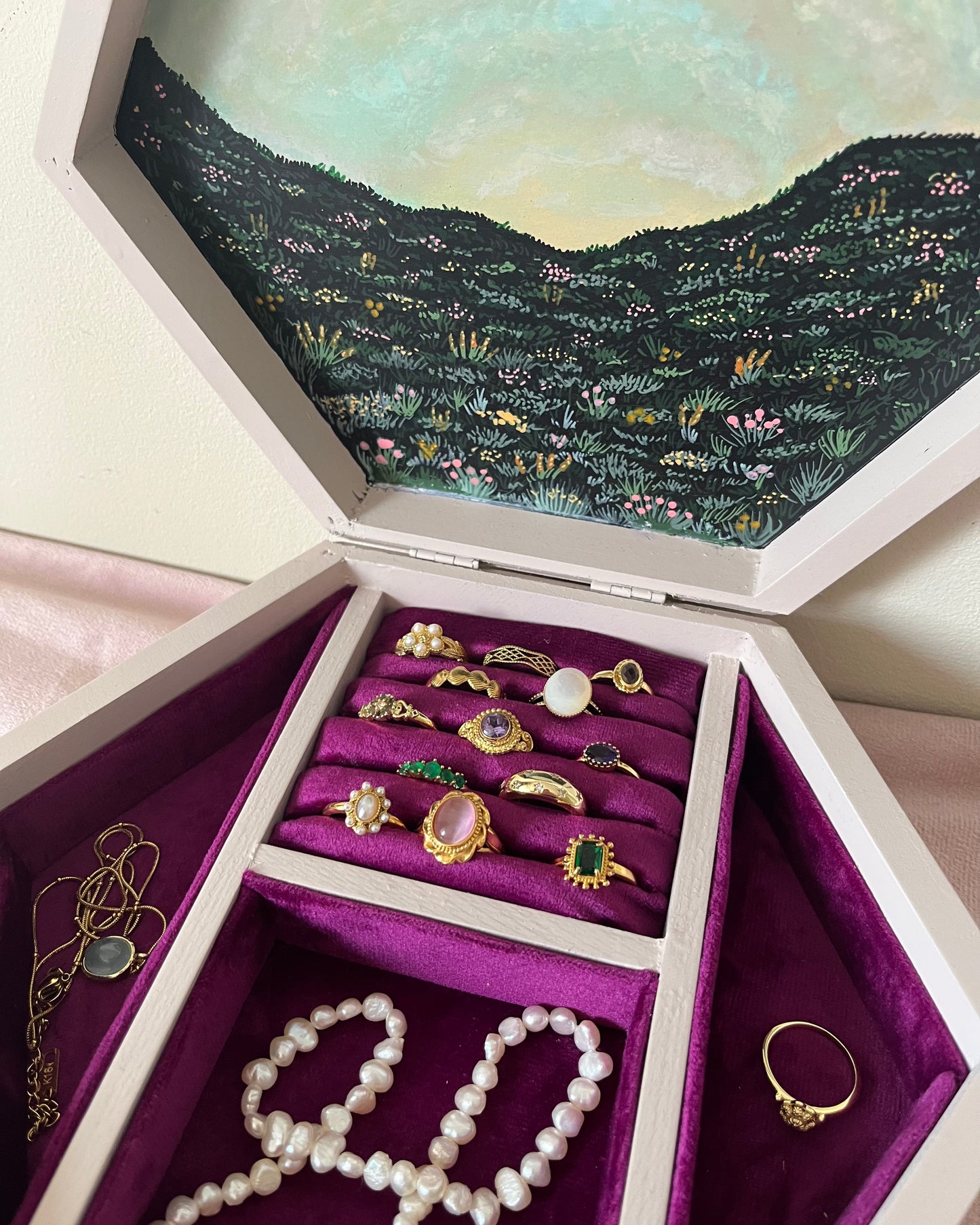 Detailed picture of vintage jewelry storage 