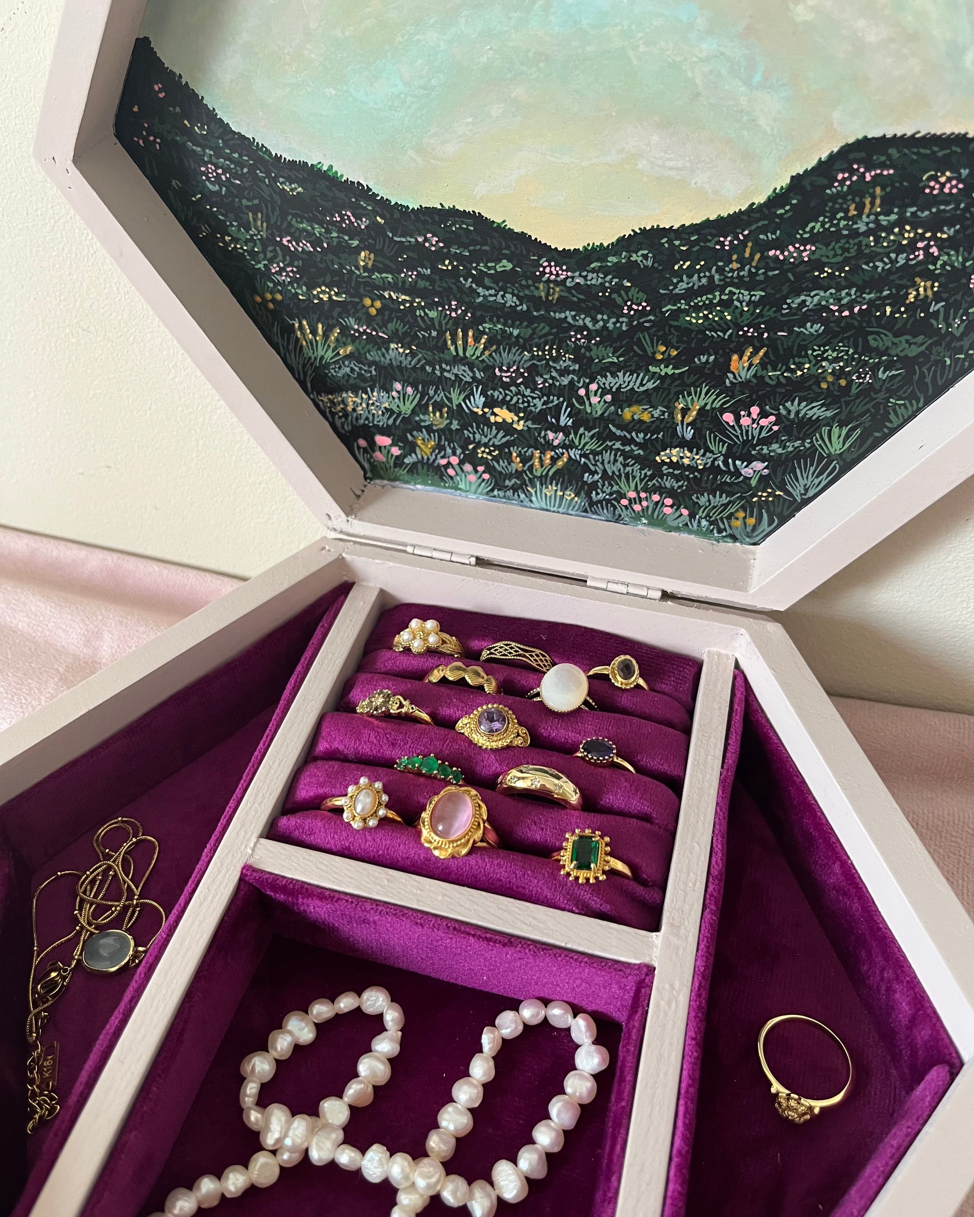 Detailed picture of vintage jewelry storage 