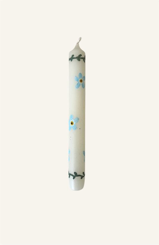 witte kaars met vergeet me nietjes 
