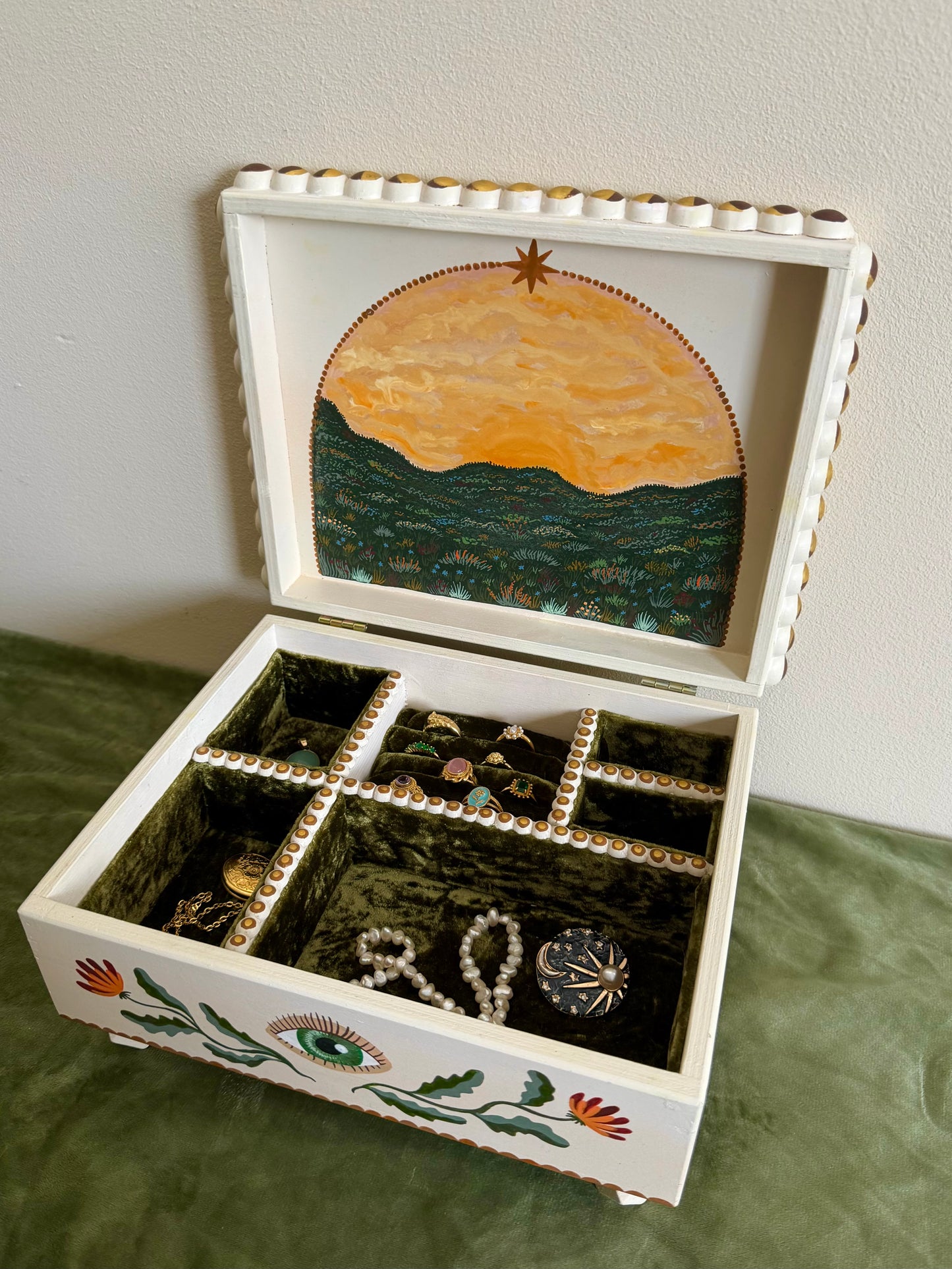 handpainted jewelrybox filled with vintage gold jewellery