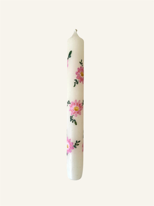 handbeschilderde kaars met roze bloemen en goudkleurige details 