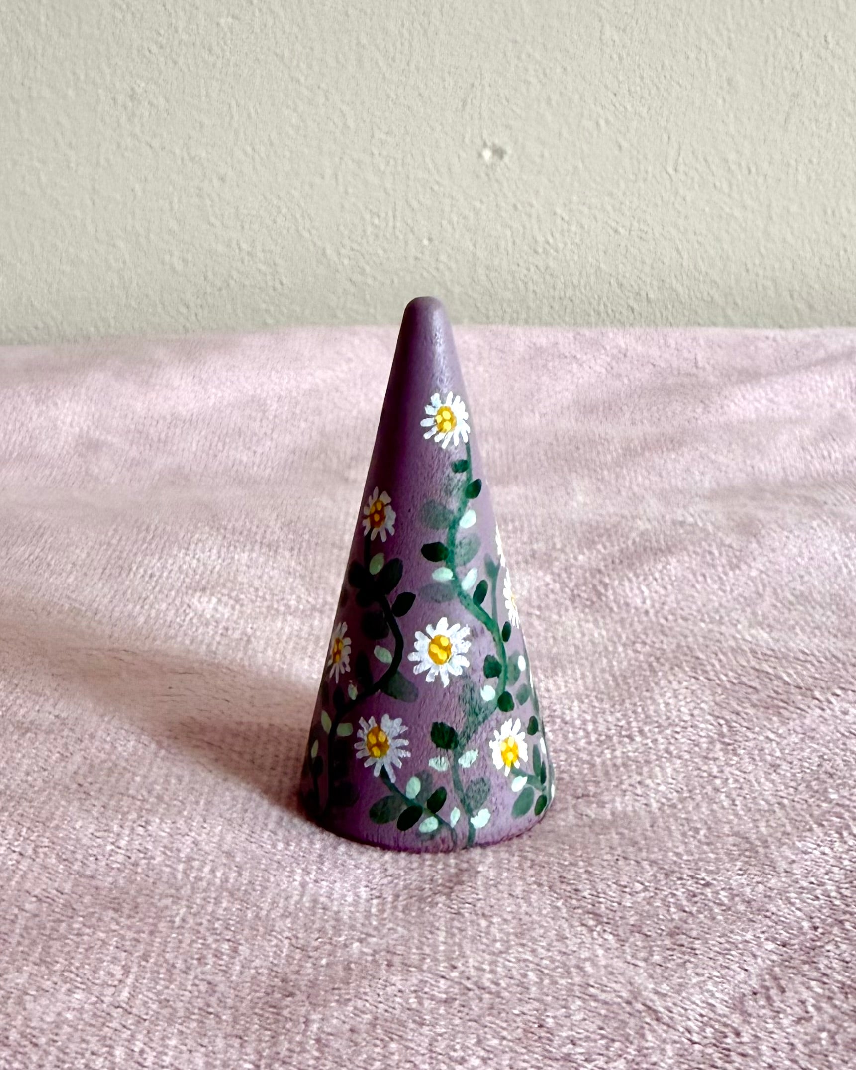 lilac ringholder with white flowers