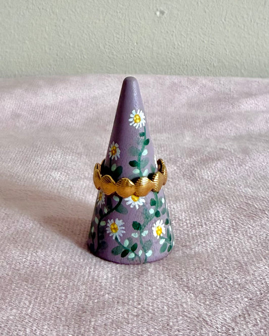 lilac ringholder with white flowers