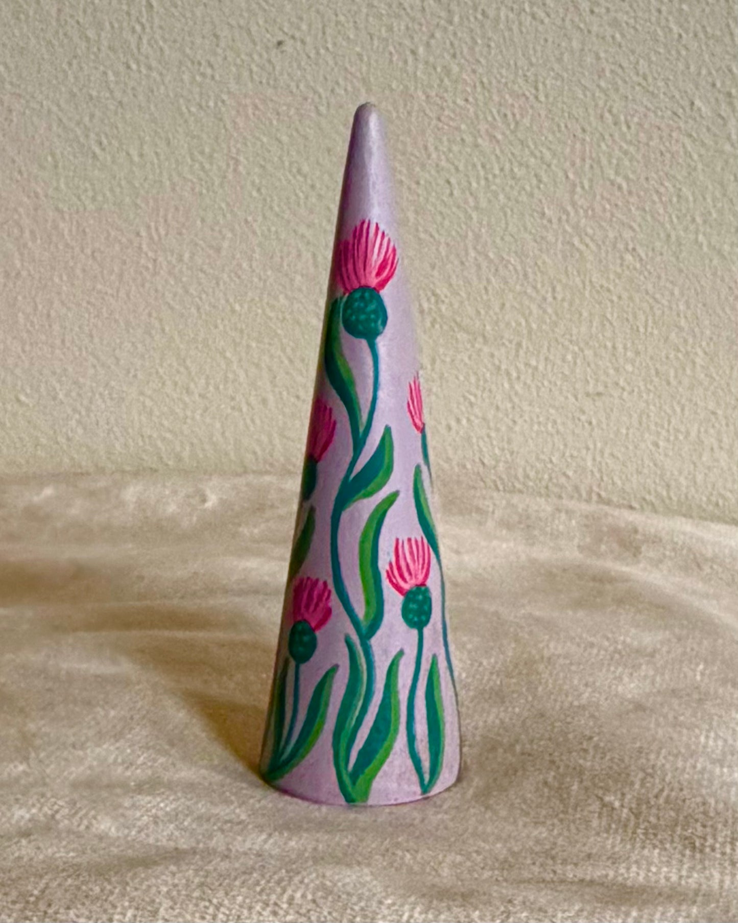 pink ringholder with medow flowers