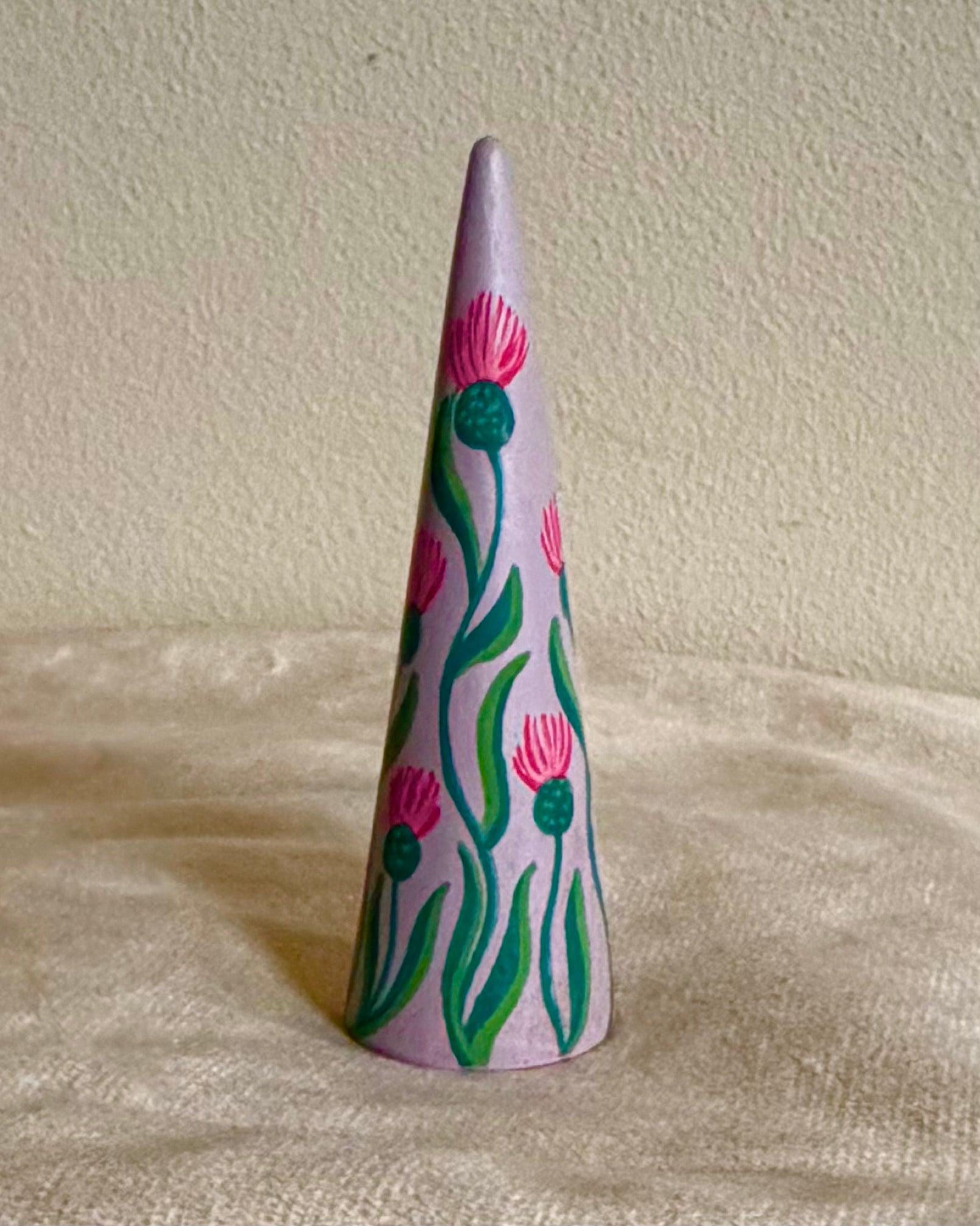 pink ringholder with medow flowers
