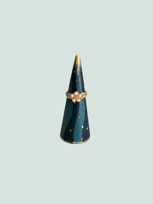 handbeschilderde ringkegel ringhouder met sterren en goud voor vintage sieraden 