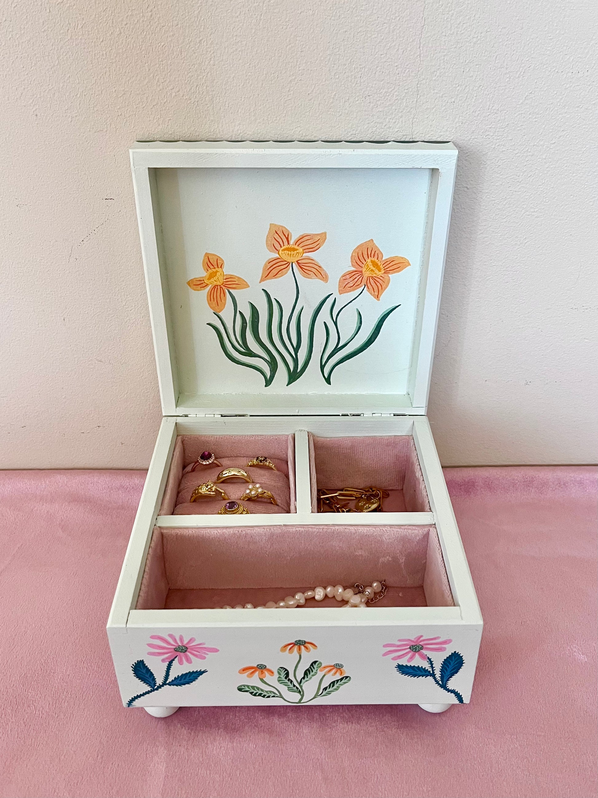 handbeschilderde hinderde sieradendoos met bloemen en roze bekleding