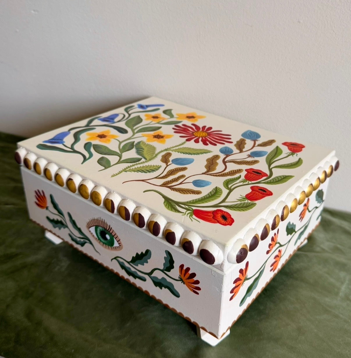 beige jewelrybox with colorful flowers 