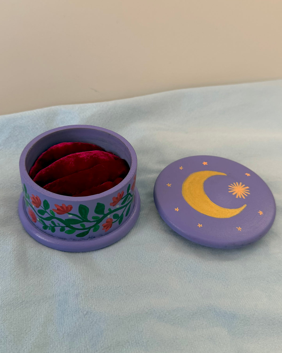 paars ringdoosje mt rode bloemen en rode bekleding