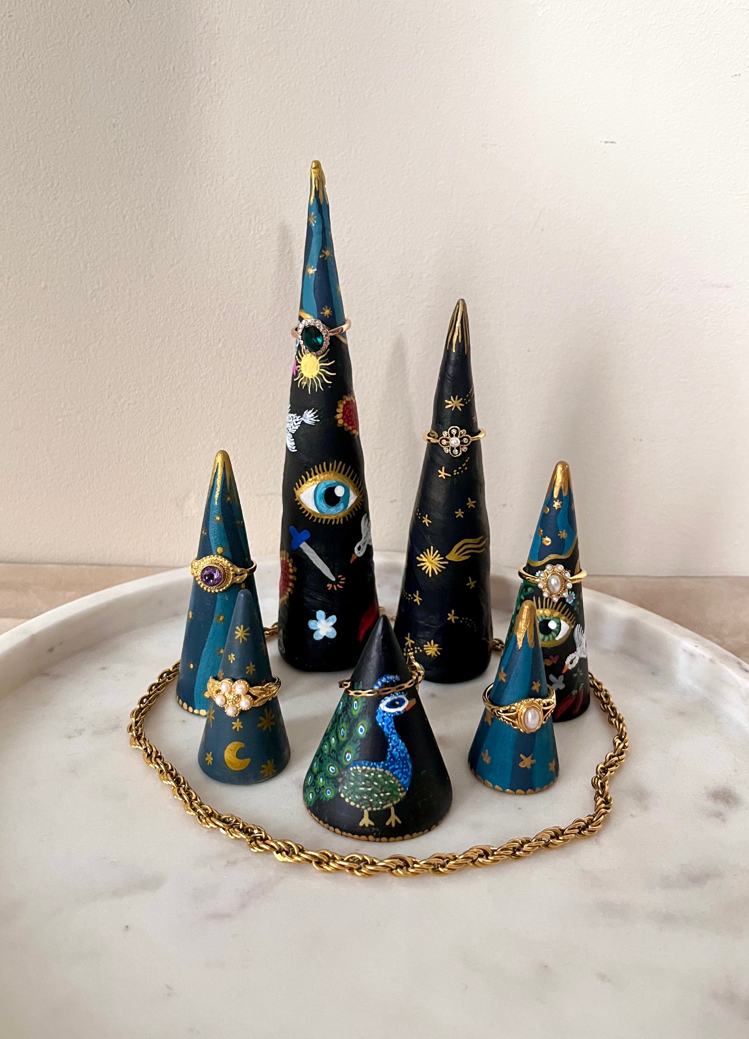 handbeschilderde ringkegels voor mooie sieraden met kleurrijk design 