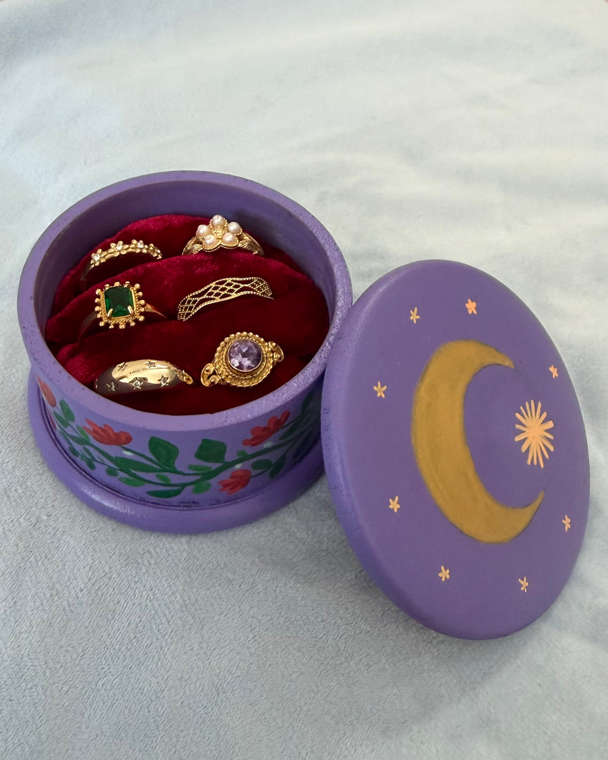 paarse bloemen ringbox met rood zijde fluweel bekleding 