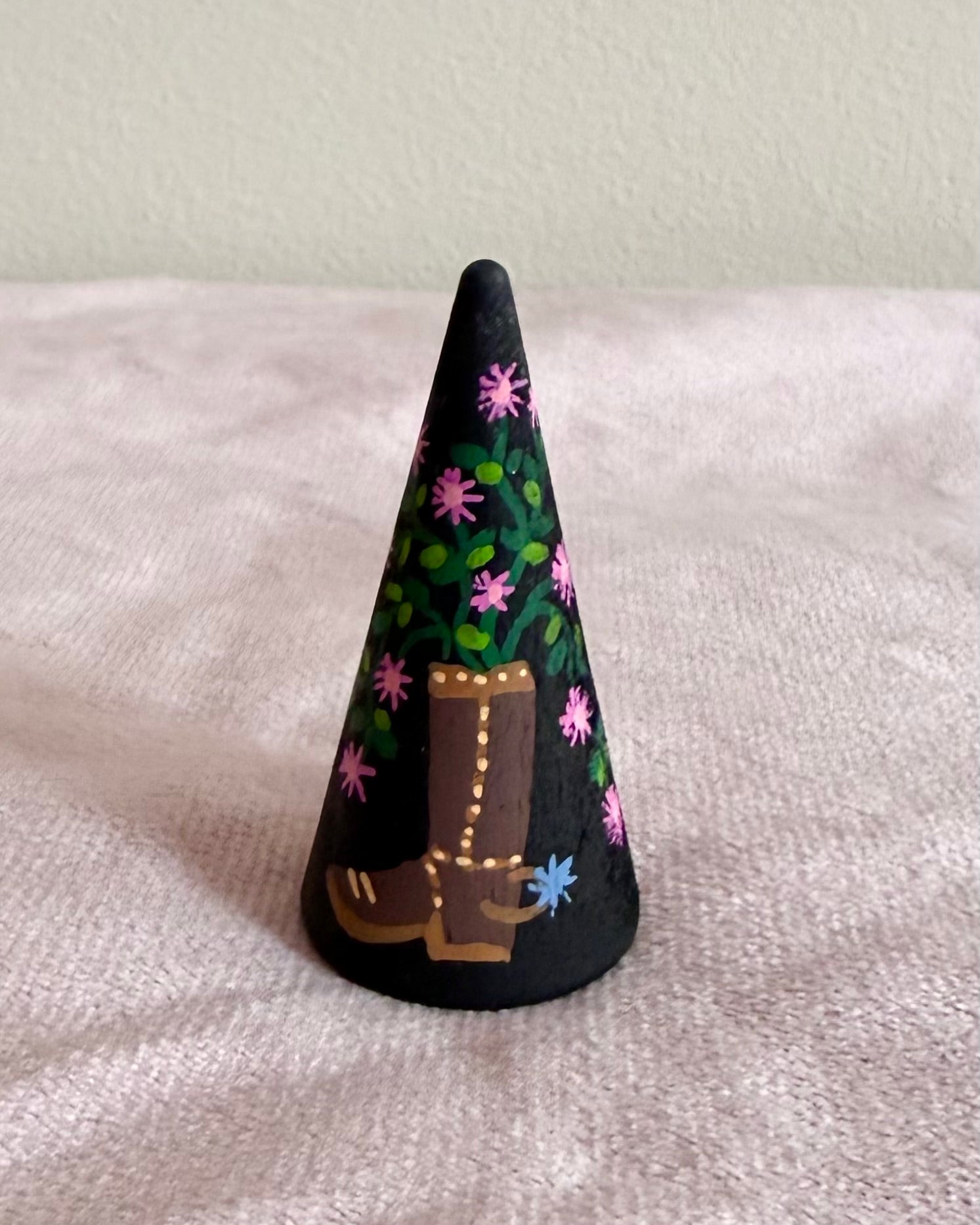 ringholder with cowboy boot and flowers