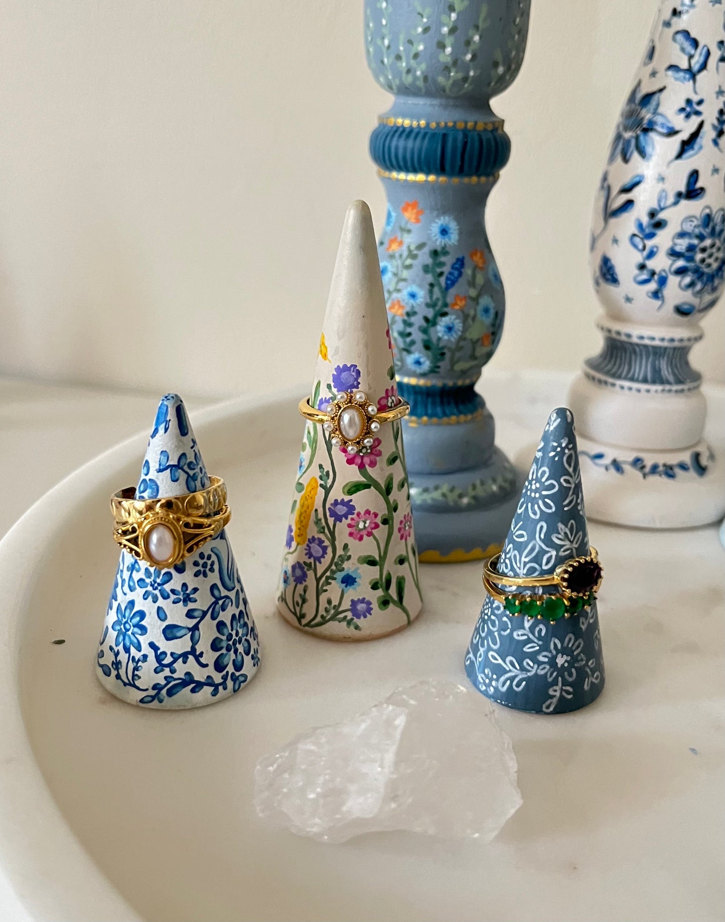 drie handbeschilderde ringkegels voor mooie sieraden 