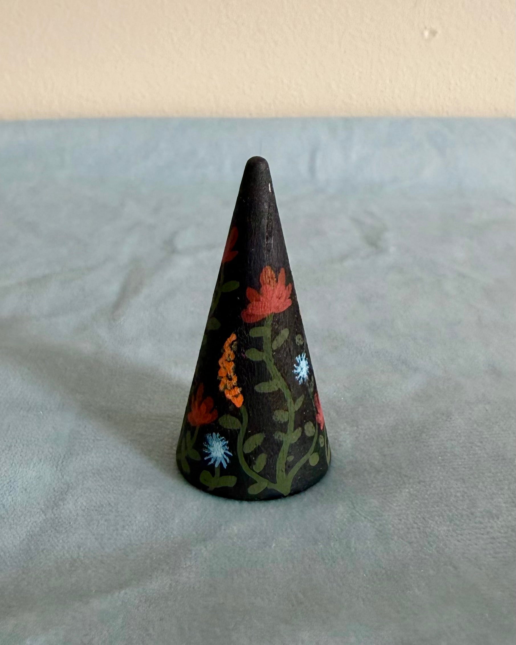 zwarte ringhouder met bloemen in herfstkleuren
