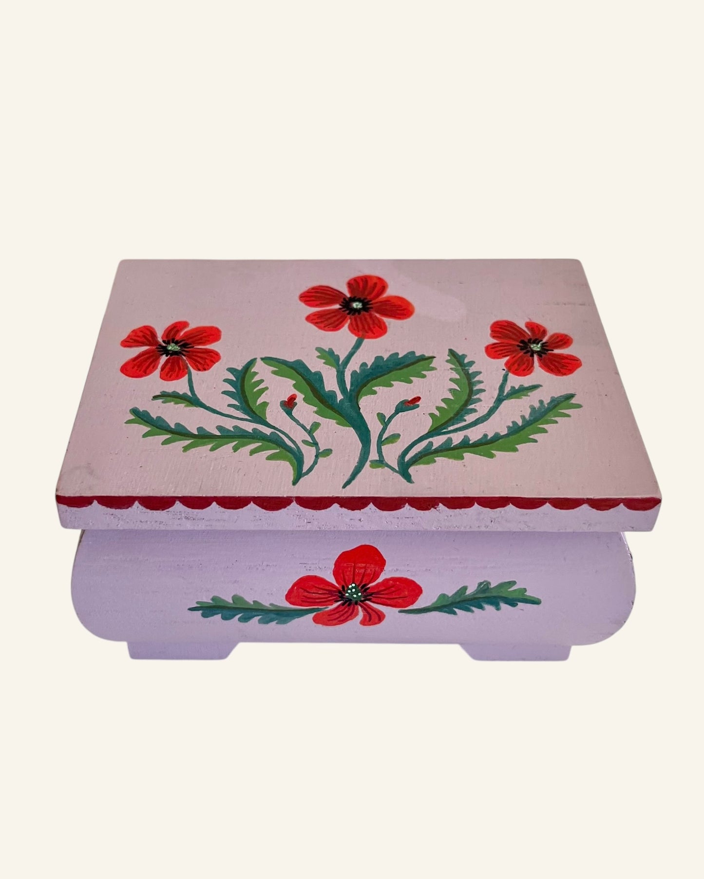 ringkistje beschilderd met bloemen