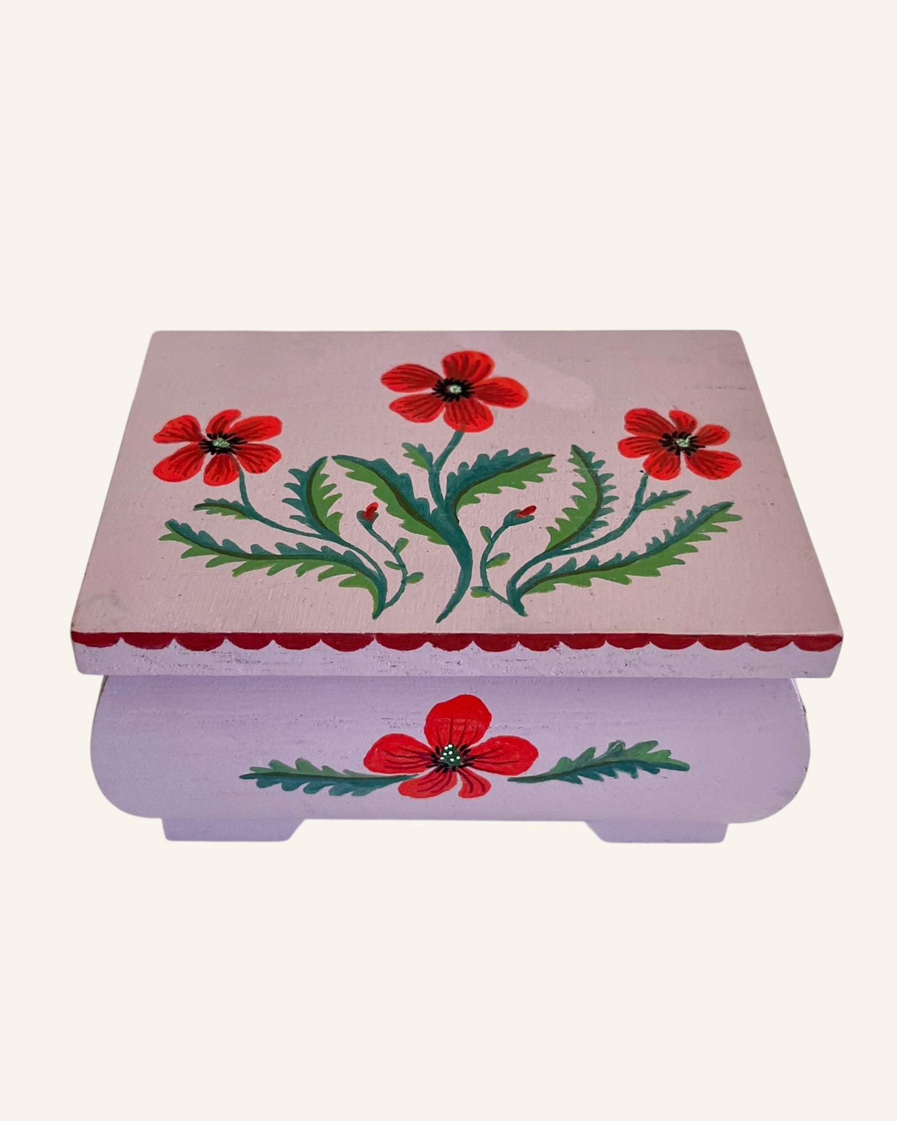 ringkistje beschilderd met bloemen