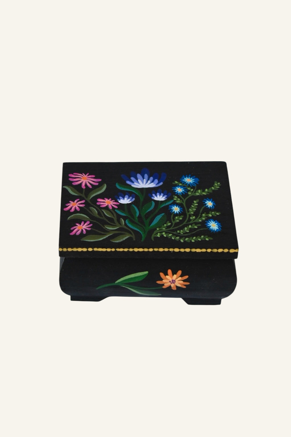 handbeschilderd ringkistje ringdoos met bloemen en lila bekleding