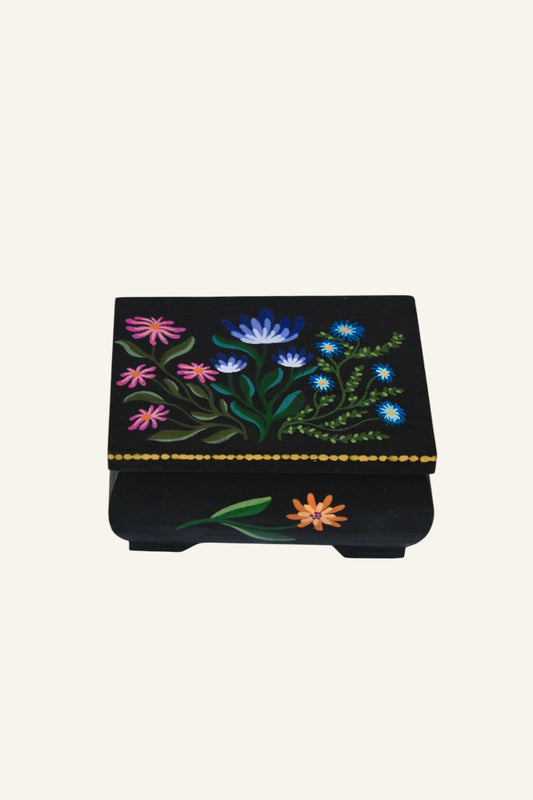 handbeschilderd ringkistje ringdoos met bloemen en lila bekleding