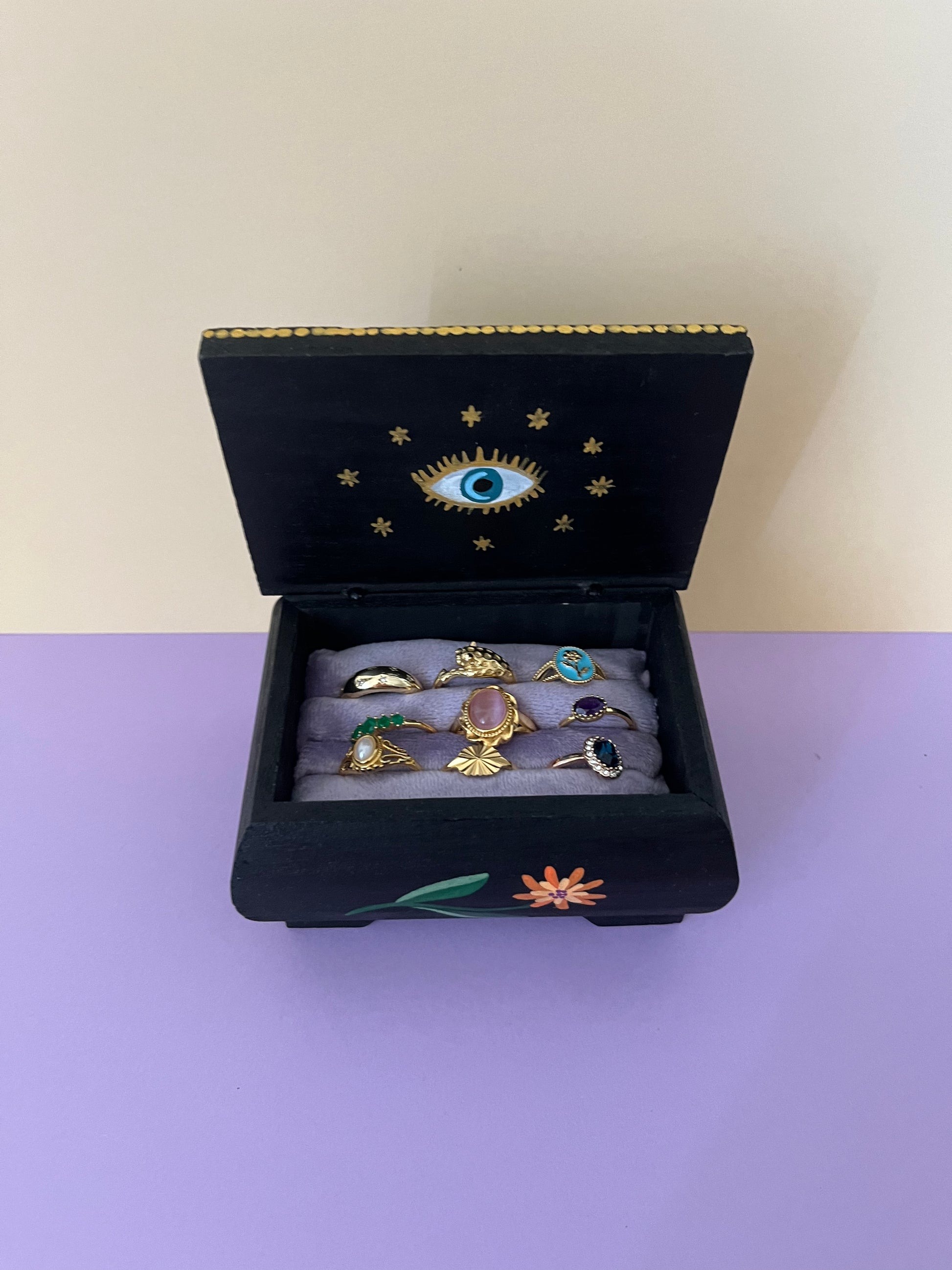 ringkistje met de hand beschilderd met bloemen en geluksoog vintage ringen 