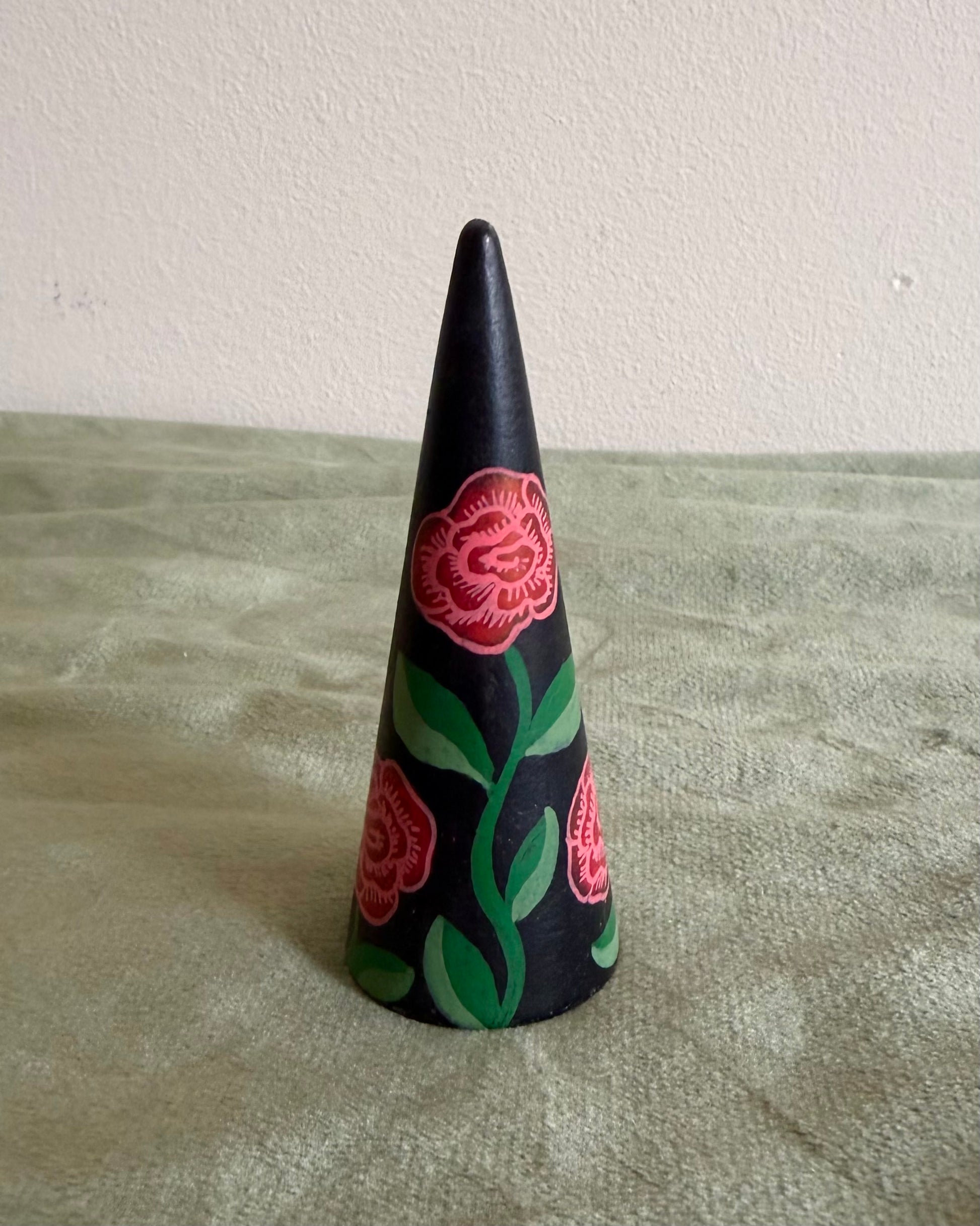black ringcone with red roses for vintage golden rings