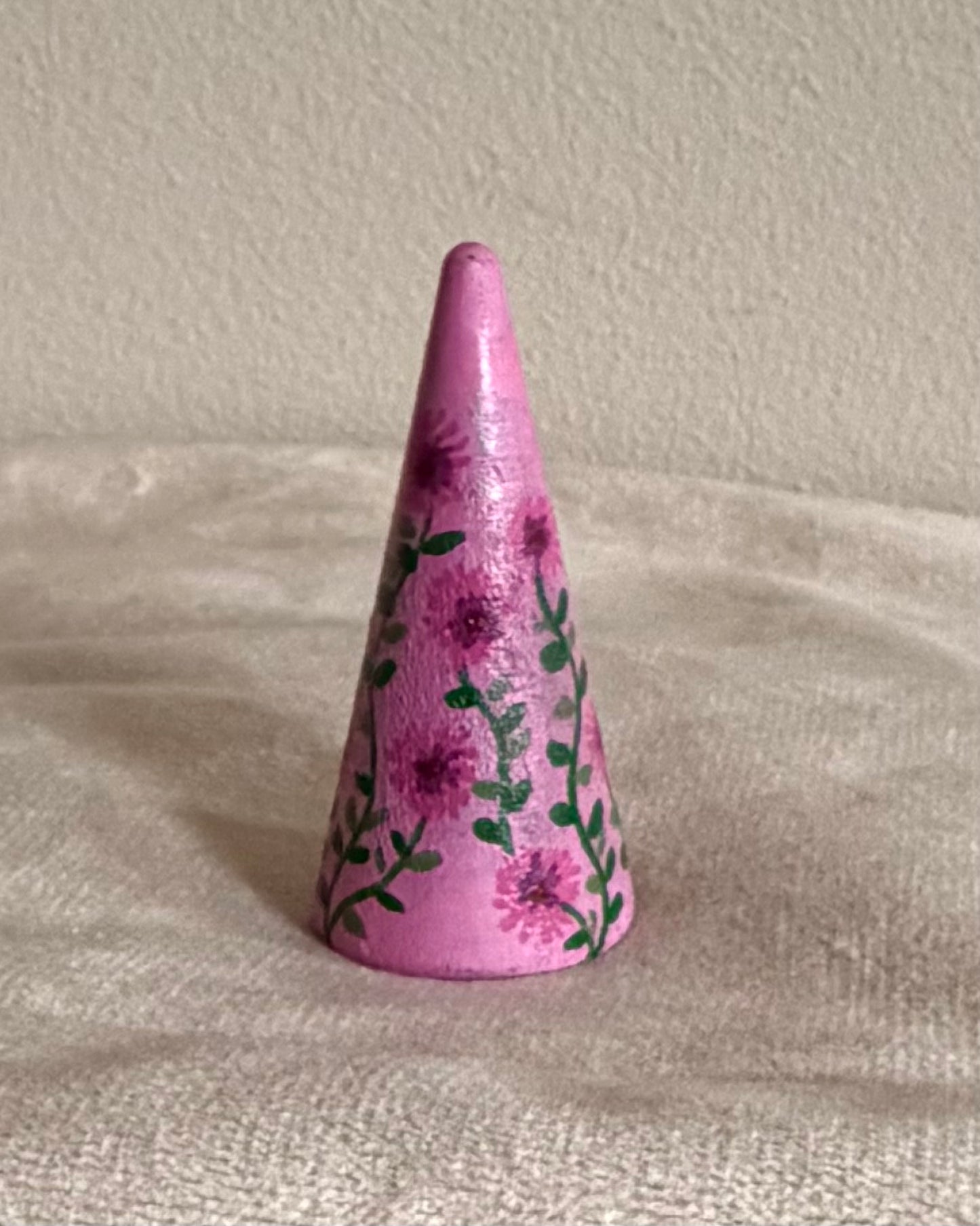 roze ringhouder met bloemen
