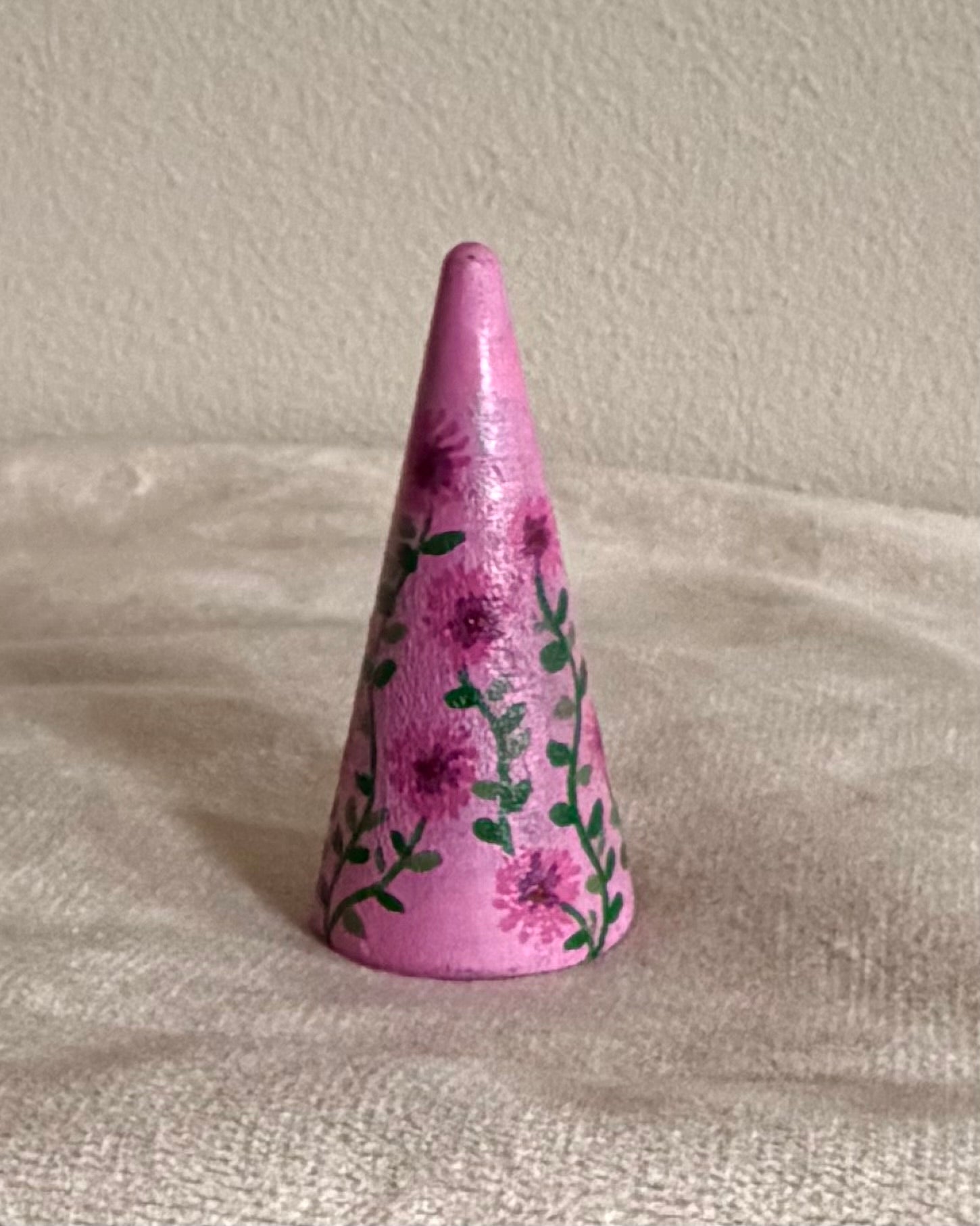 roze ringhouder met bloemen
