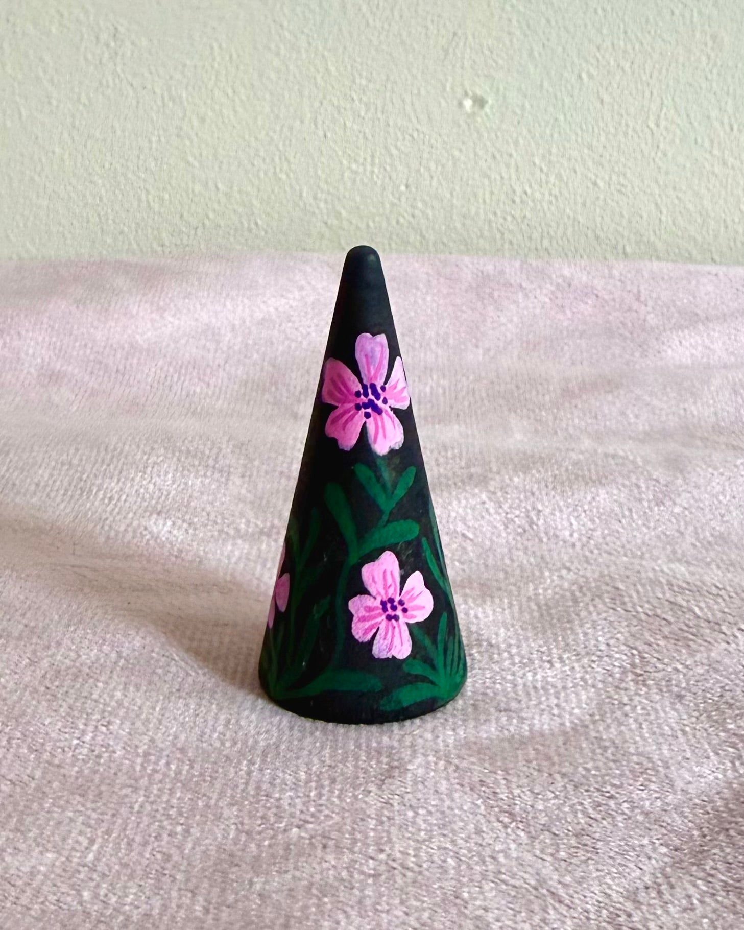 Zwarte ringhouder met roze bloemen