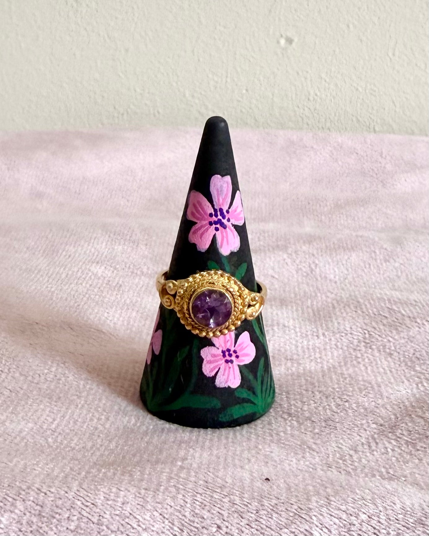 Zwarte ringhouder met roze bloemen en vintage gouden ring