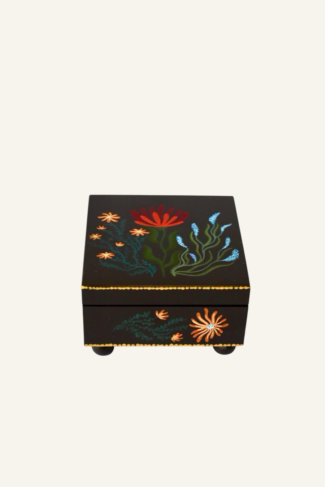 buitenkant van luxe sieradendoos bruin met bloemen en goud details 