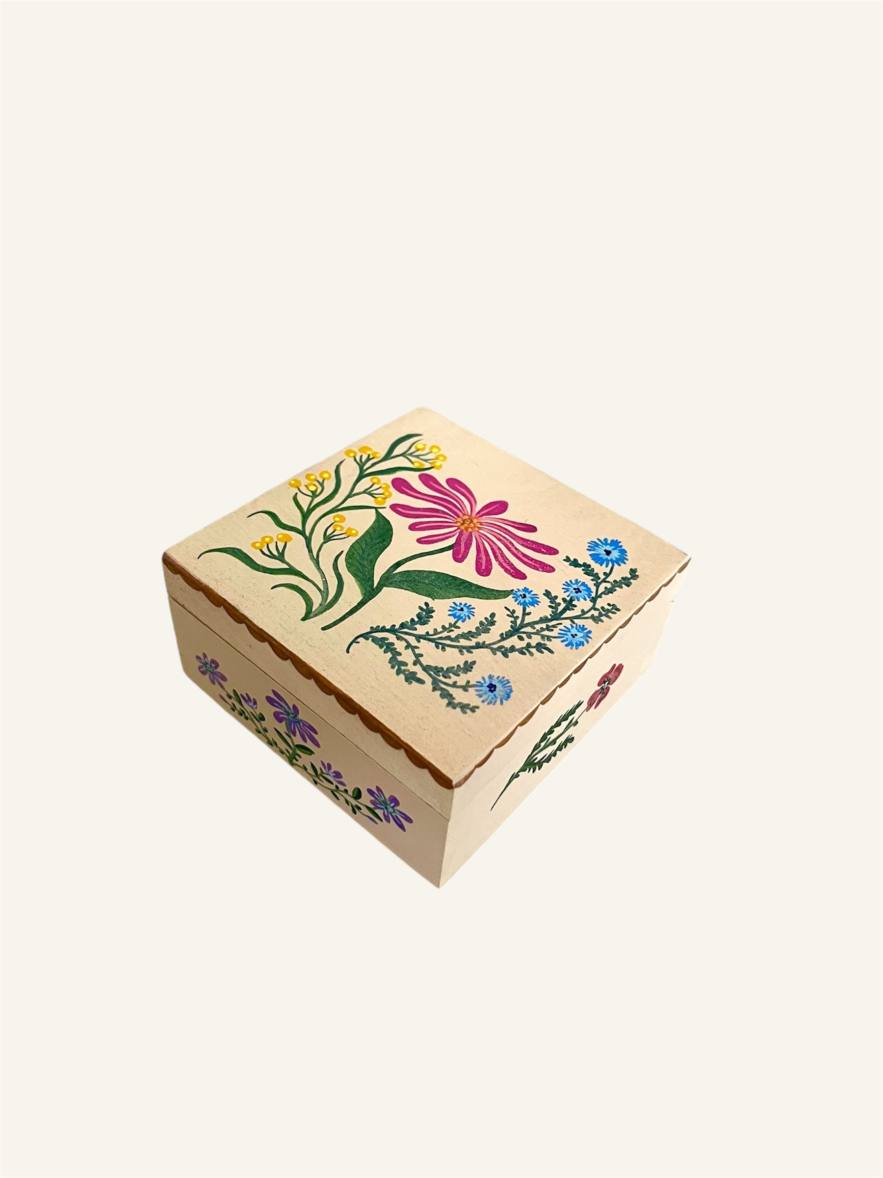 buitenkant van handgemaakte sieradendoos sieradenkist beige bloemen