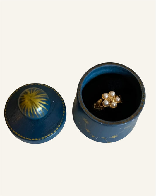 navy ringbox with gold details stars 