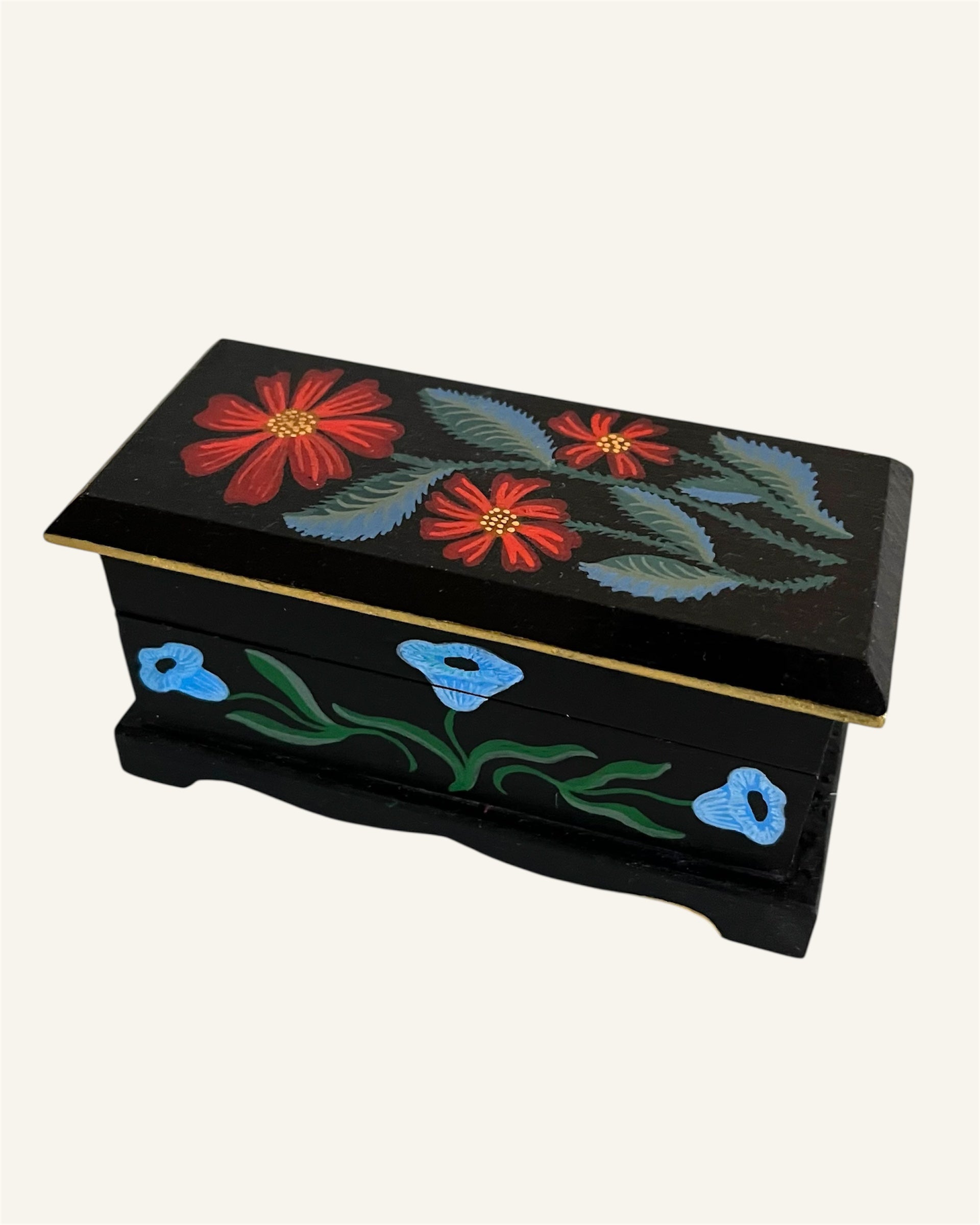 classic ringbox with flowers and classic red velvet lining ringbox gold rings storage 