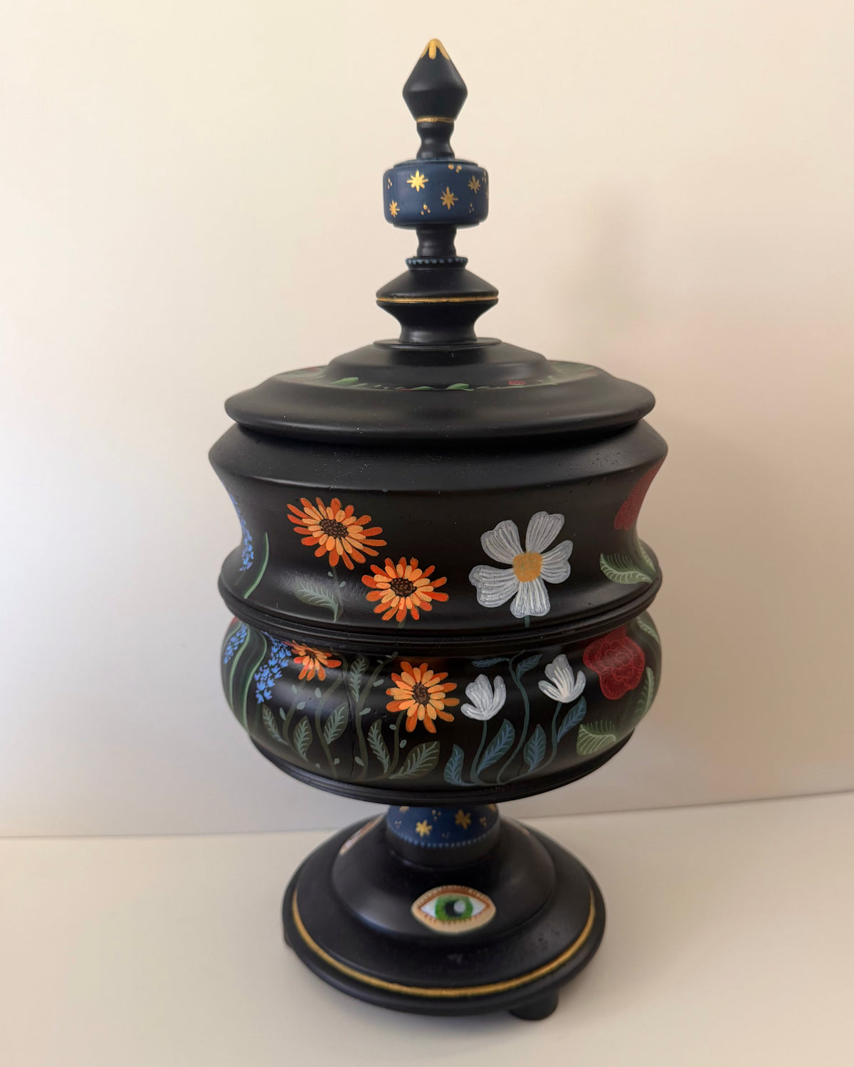 vintage sieradenpot met zwarte basis en handbeschilderde gekleurde bloemen