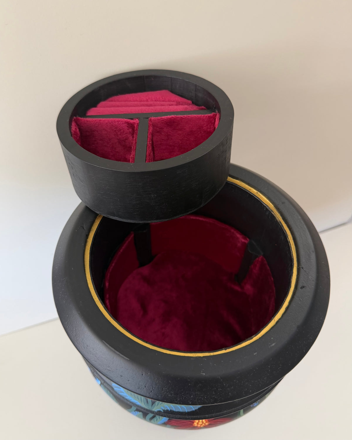 zwart vintage pot voor vintage gouden sieraden