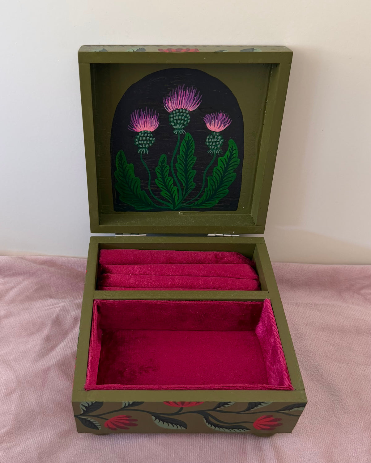groene sieradendoos met roze bloemen en rood fluweel bekleding