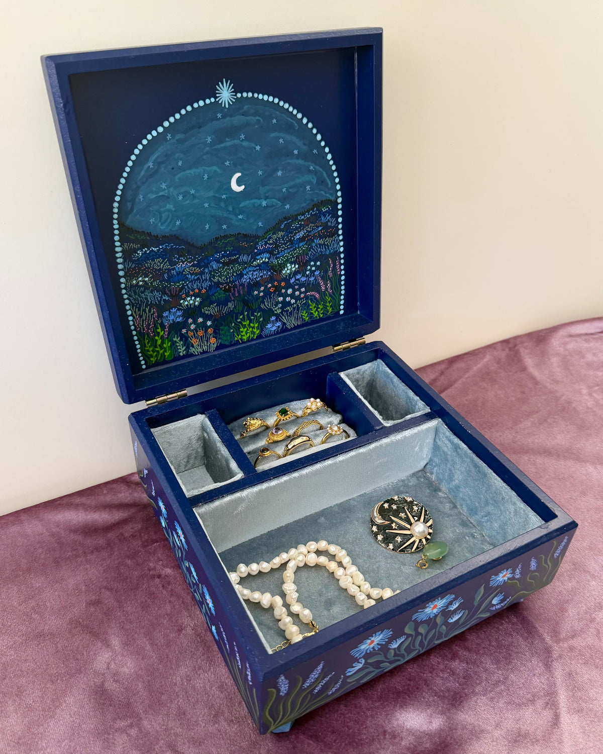 luxe sieradenkist met bloemen beschildering en licht blauw fluwele bekleding