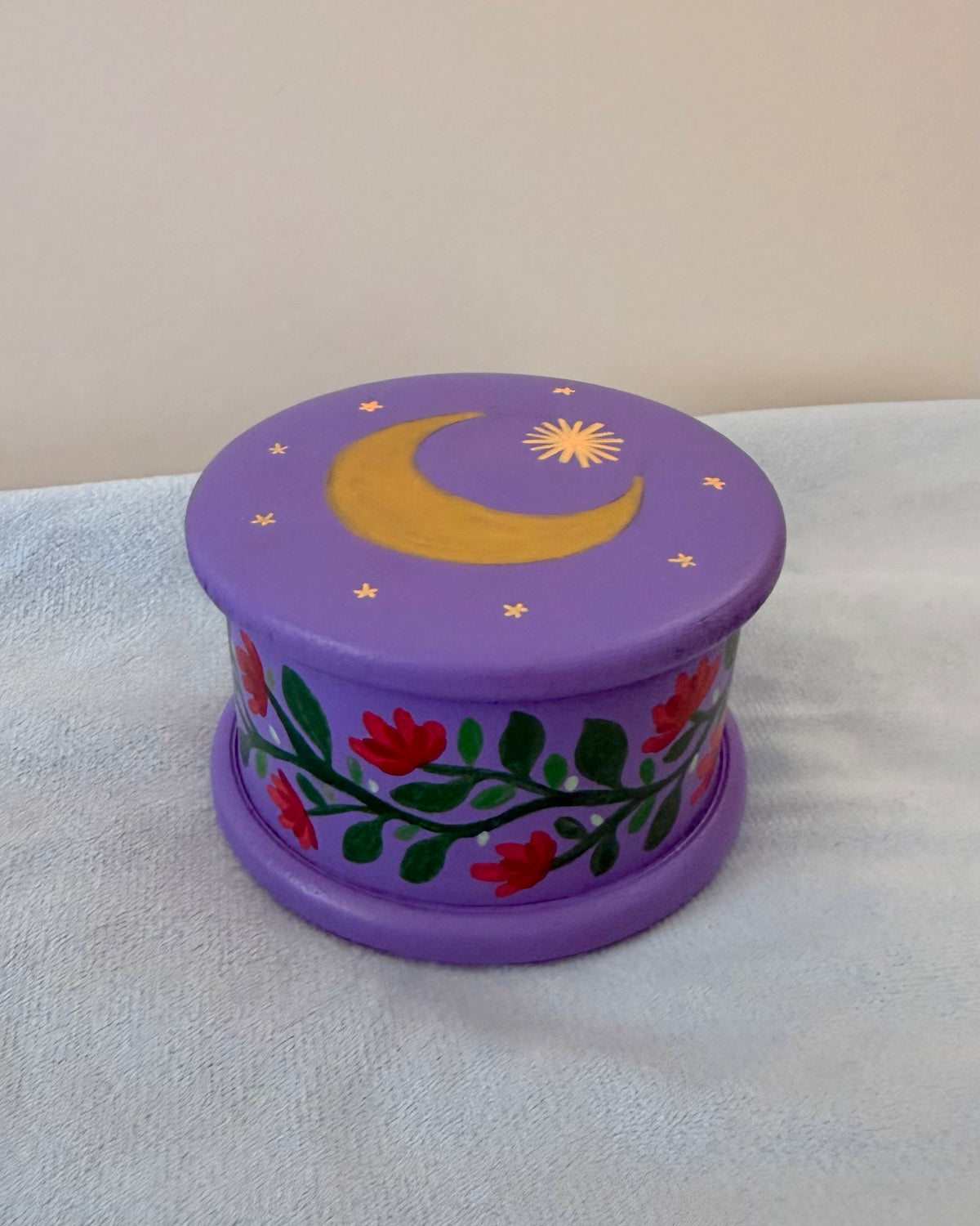 paarse ringdoos met rode bloemen en maan
