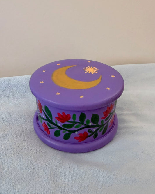 paarse ringdoos met rode bloemen en maan