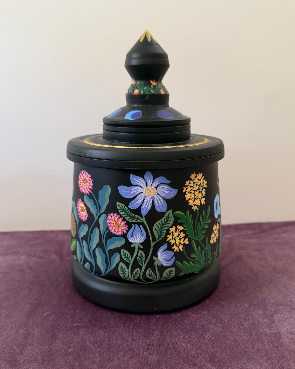 zwarte ringdoos met gekleurde bloemen voor sieradenliefhebbers