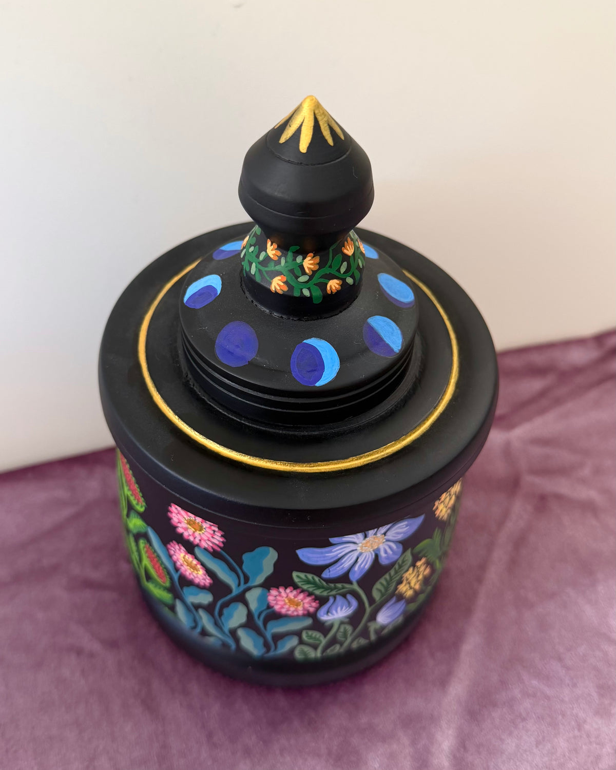zwarte vintage ringbox met kleurijke bloemen en gouden details 