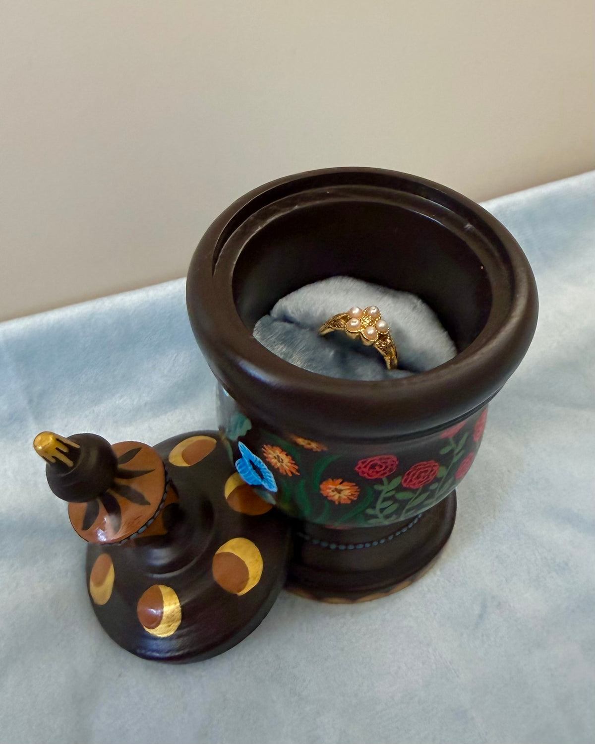 antique ringbox with blue velbet