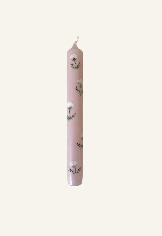 roze kaars met witte bloemen 